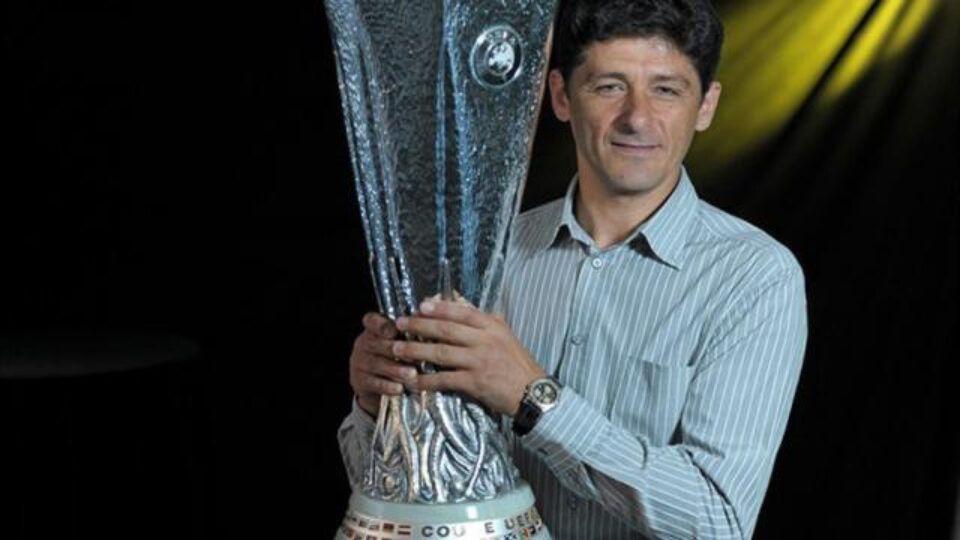 Ambasadorul finalei Ligii Europa, Miodrag Belodedici, și trofeul care va fi înmânat câștigătoarei pe 9 mai Ambasadorul finalei Ligii Europa, Miodrag Belodedici, și trofeul care va fi înmânat câștigătoarei pe 9 mai