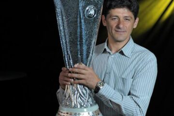 Ambasadorul finalei Ligii Europa, Miodrag Belodedici, și trofeul care va fi înmânat câștigătoarei pe 9 mai