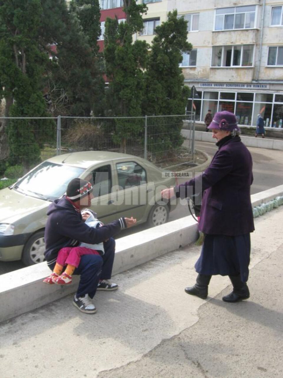Invazie de cerșetori pe străzile Sucevei