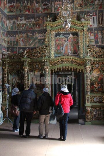 Turiști admirând iconostasul