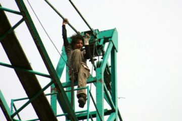 Tânăra nu părea speriată de înălțimea la care se afla. Foto: Alex Săvescu