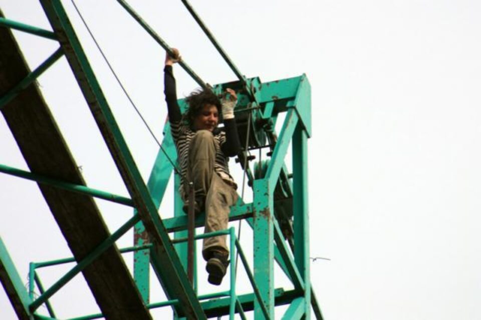 Tânăra nu părea speriată de înălțimea la care se afla. Foto: Alex Săvescu