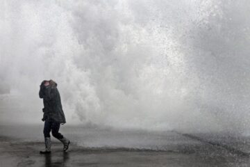 Ploi în averse, descărcări electrice și intensificări ale vântului, astăzi și mâine. Foto: Getty Images