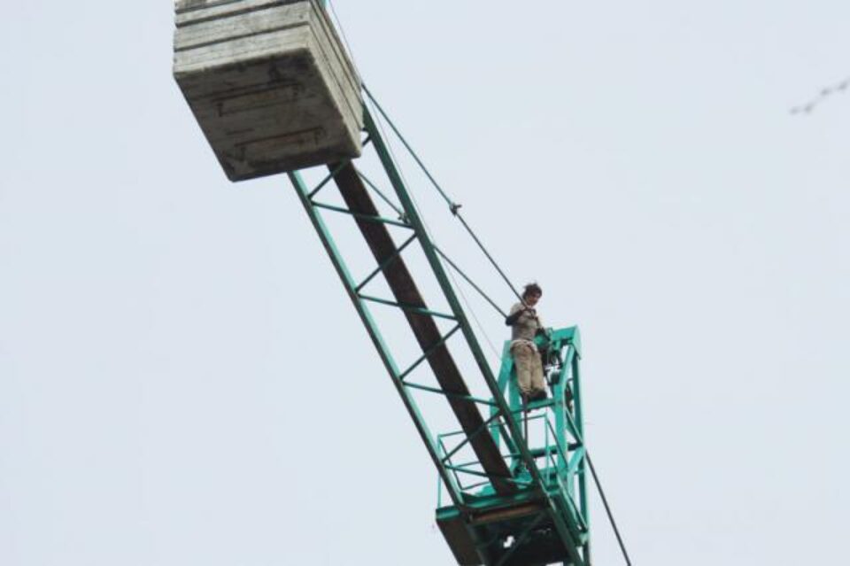 Tânăra nu părea speriată de înălțimea la care se afla. Foto: Alex Săvescu