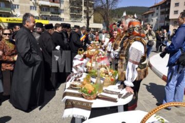 Pentru a participa la eveniment, cei interesați trebuie să fie îmbrăcați în costum bucovinean și să aducă un coș pascal, pregătit tradițional