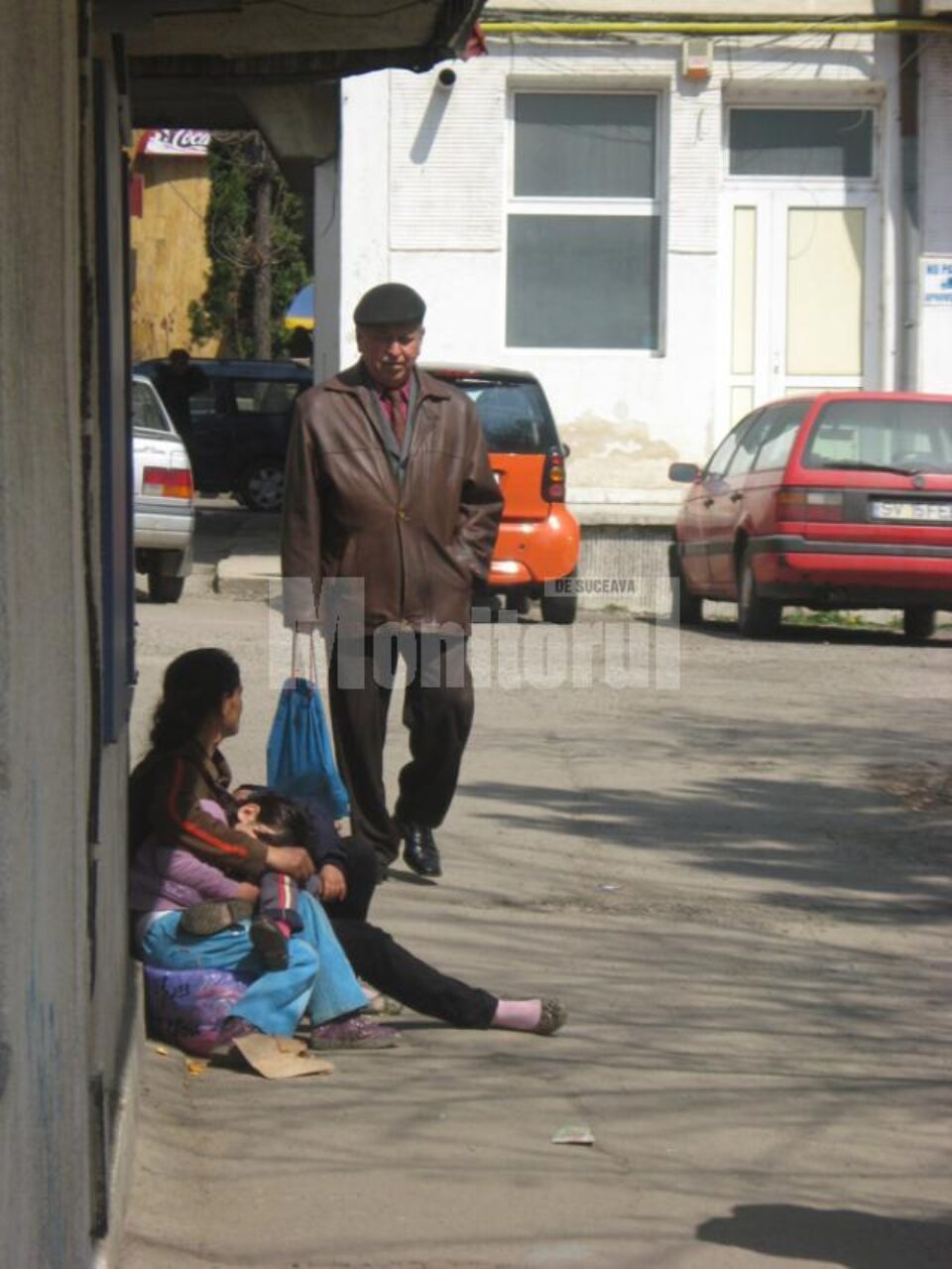 Copiii sunt folosiți adesea pentru a atrage mila trecătorilor