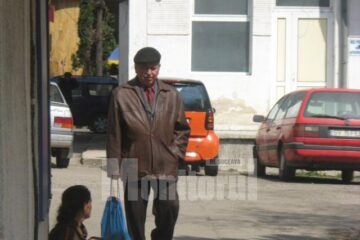 Copiii sunt folosiți adesea pentru a atrage mila trecătorilor