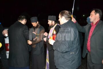 Credincioșii ortodocși suceveni au primit și anul acesta Lumina Sfântă de la Ierusalim