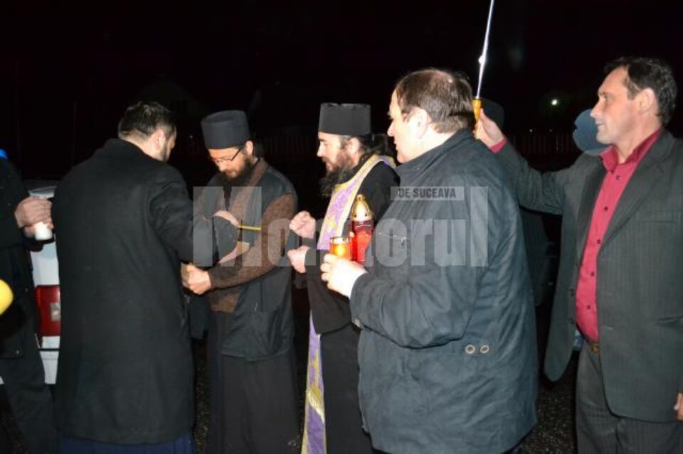 Credincioșii ortodocși suceveni au primit și anul acesta Lumina Sfântă de la Ierusalim
