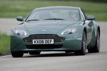 Aston Martin aplică retușuri fine pe V8 Vantage