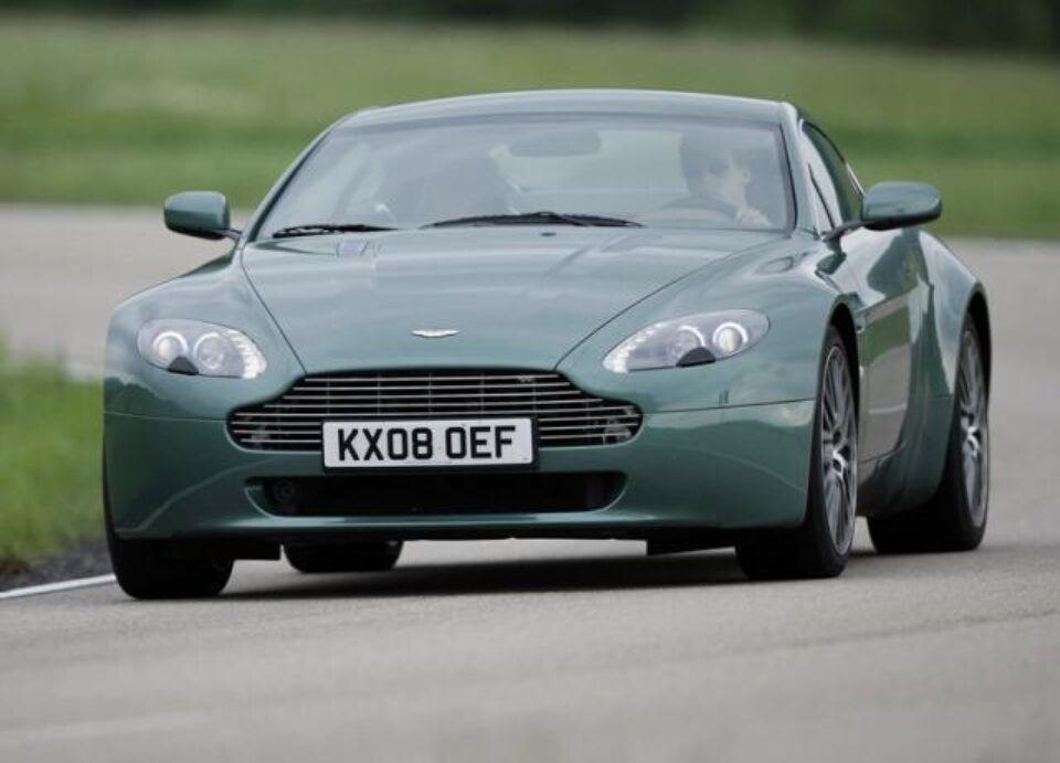 Aston Martin aplică retușuri fine pe V8 Vantage