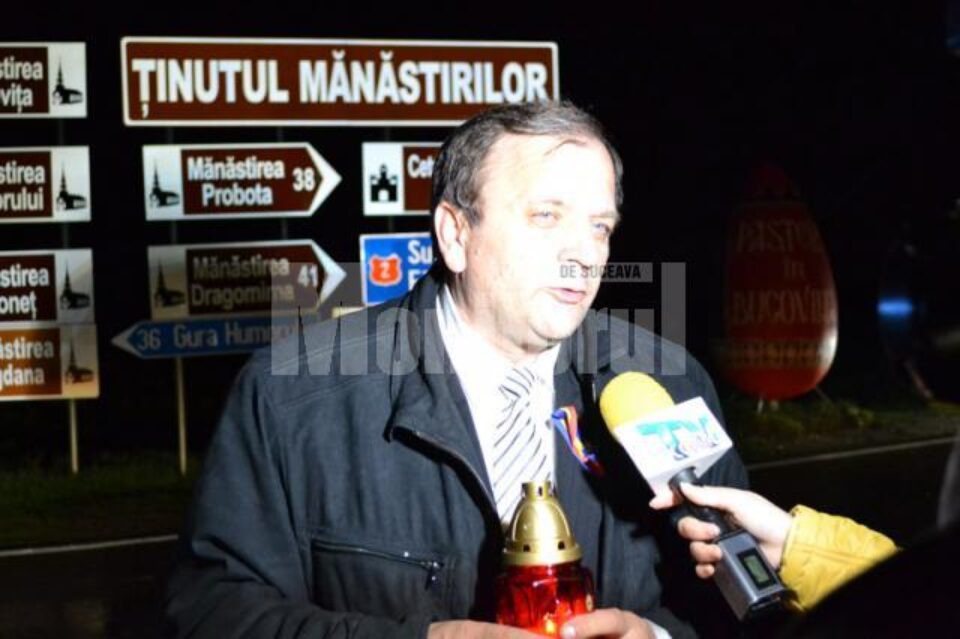Din delegația care a adus Lumina Sfântă la Suceava au făcut parte consilierul Arhiepiscopiei Sucevei și Rădăuților, preotul Cătălin Axinte, și președintele Consiliului Județean, Gheorghe Flutur