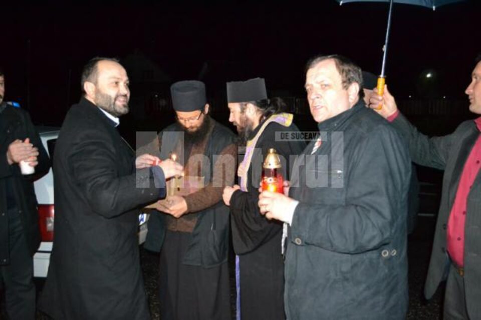 Din delegația care a adus Lumina Sfântă la Suceava au făcut parte consilierul Arhiepiscopiei Sucevei și Rădăuților, preotul Cătălin Axinte, și președintele Consiliului Județean, Gheorghe Flutur