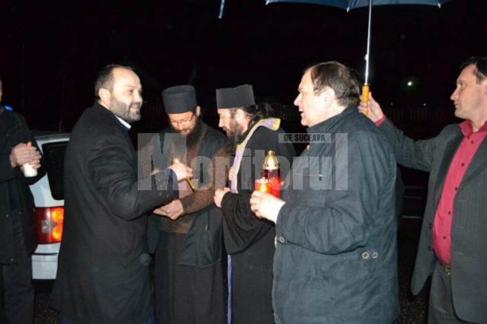 Din delegația care a adus Lumina Sfântă la Suceava au făcut parte consilierul Arhiepiscopiei Sucevei și Rădăuților, preotul Cătălin Axinte, și președintele Consiliului Județean, Gheorghe Flutur
