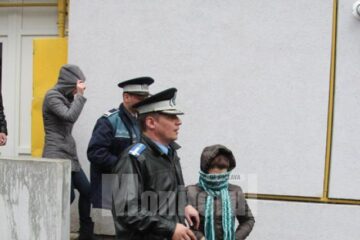 Cele doua surori, duse de oamenii legii la sediul poliției
