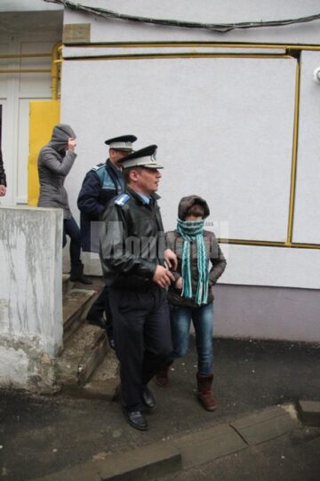 Cele doua surori, duse de oamenii legii la sediul poliției