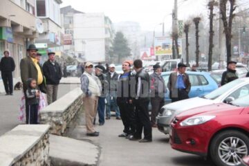Zeci de trecători s-au oprit să vadă ce se întâmplă