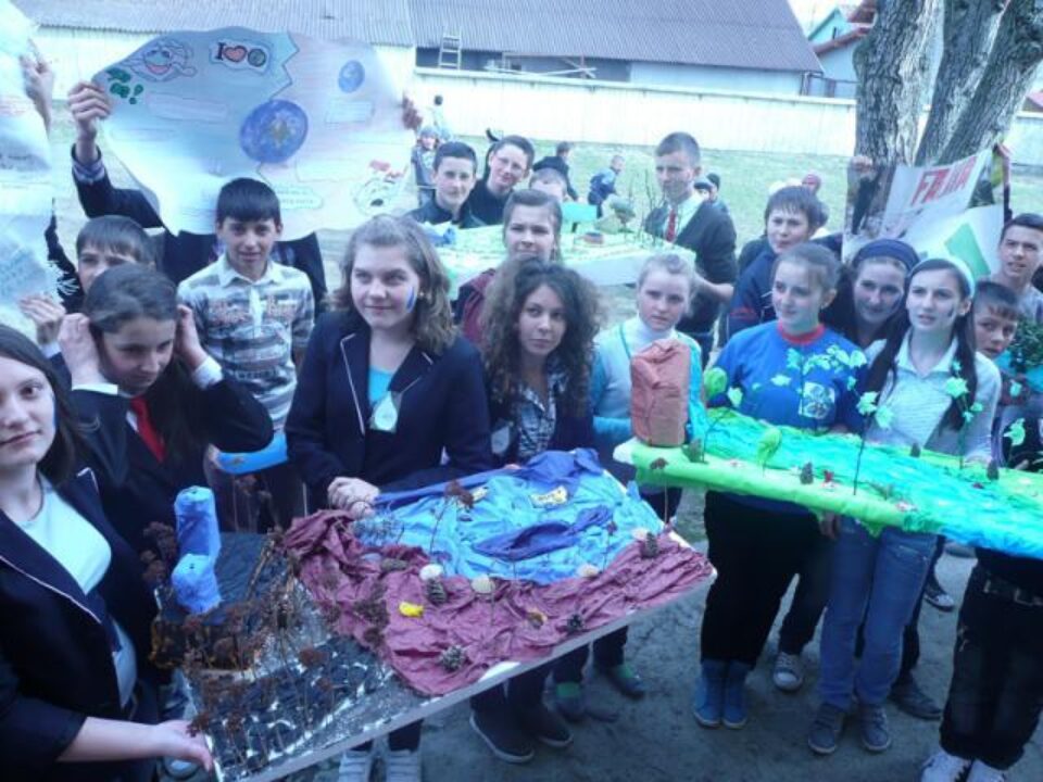 În luna pădurii, prindem rădăcini