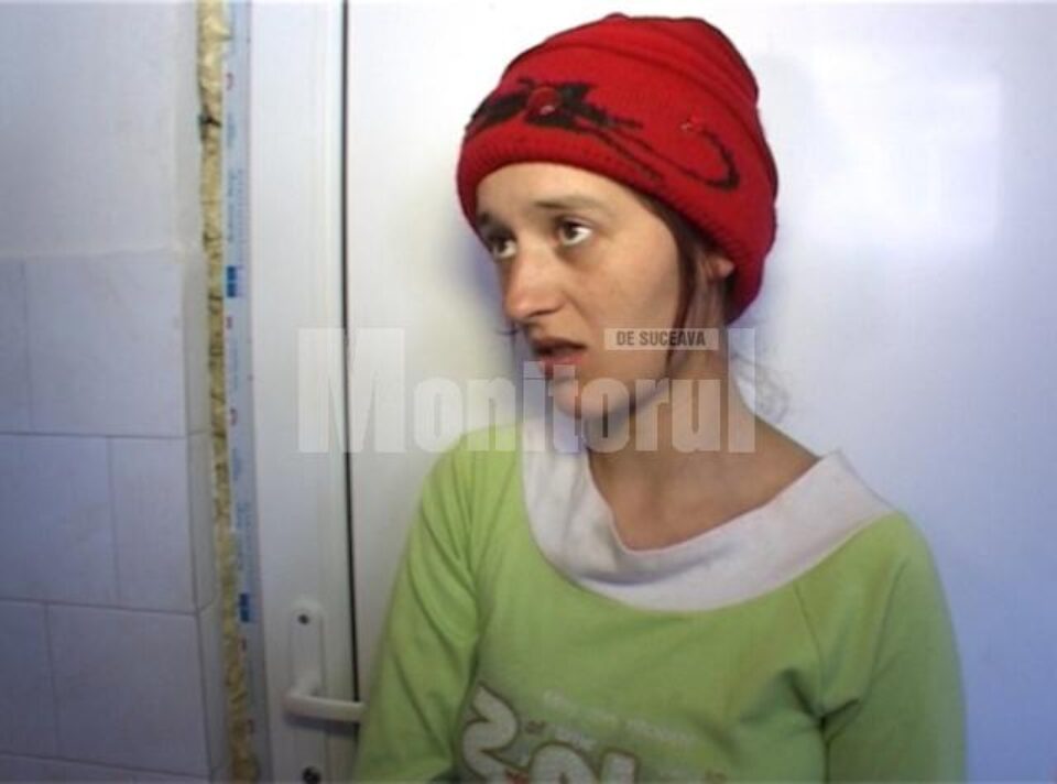 Polina a locuit, în ultimele două săptămâni, împreună cu bebelușul ei de doar două luni, într-o colibă improvizată din crengi de brad, acoperită cu nailoane
