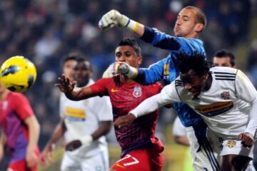 Milan Borjan (dreapta), portarul echipei FC Vaslui, respinge un balon de lângă Leandro Tatu (stânga), de la Steaua București