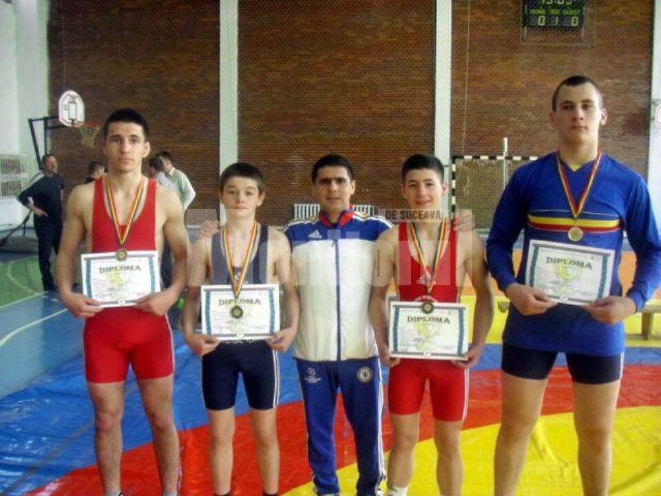 Cei patru medaliați de la LPS Suceava alături de antrenorul Andrei Bolohan (în mijloc)