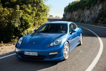 Porsche introduce prima sa limuzină hibridă