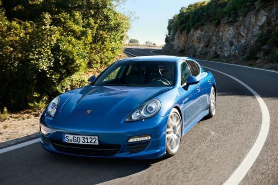 Porsche introduce prima sa limuzină hibridă