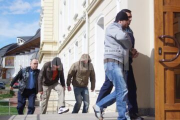Trei indivizi au fost arestați preventiv vineri, pentru că racolau tineri care să transporte droguri