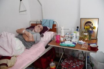 Gabriel pe patul de suferință așteptând un ajutor de la noi