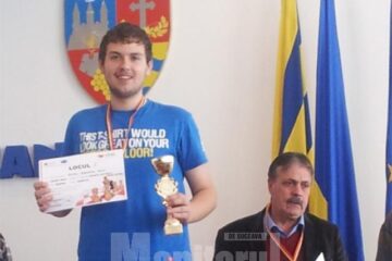 Sebastian Ionuț Pavel și profesorul Mihai Airinei, la festivitatea de premiere de la Arad