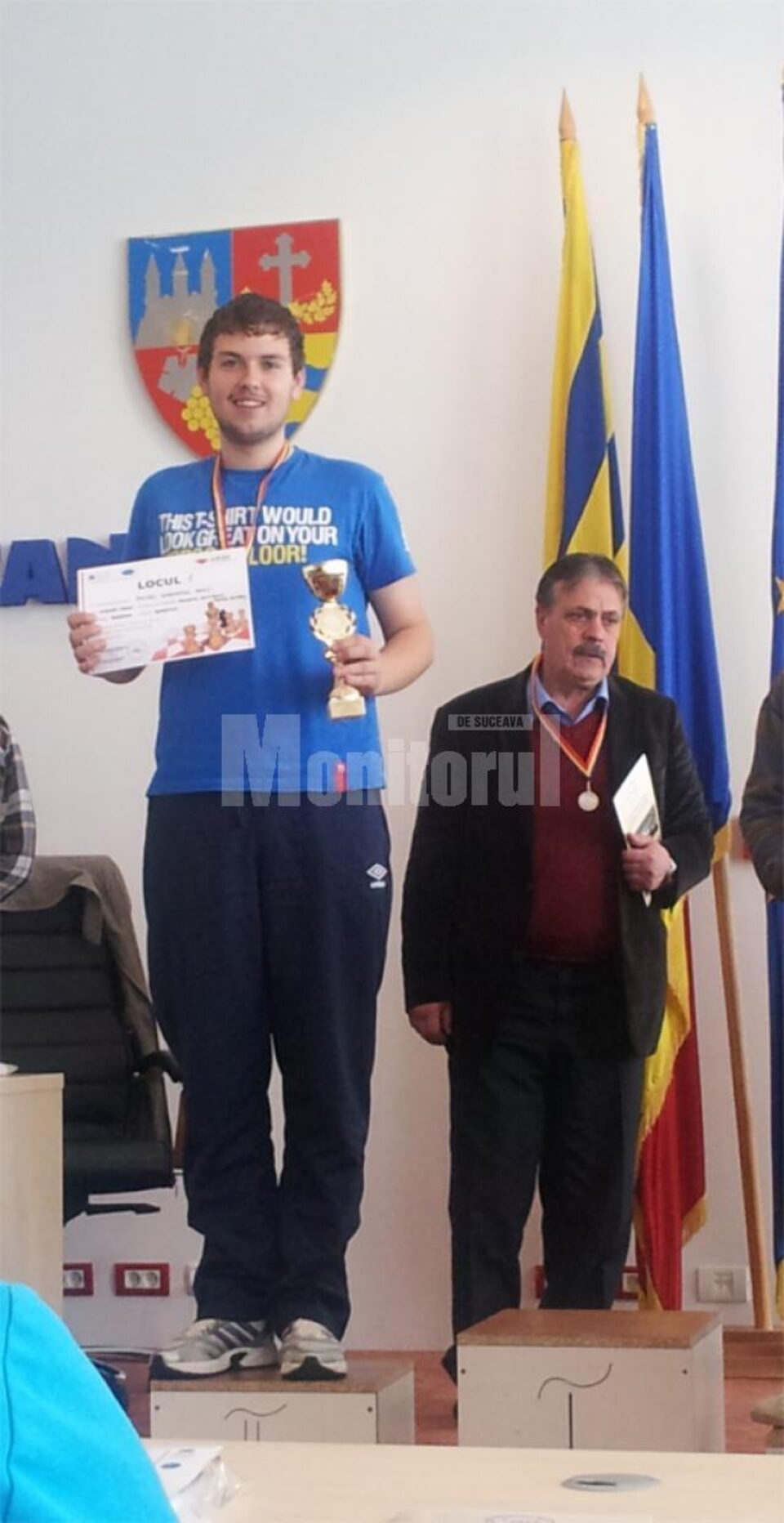 Sebastian Ionuț Pavel și profesorul Mihai Airinei, la festivitatea de premiere de la Arad