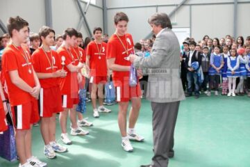 Voleibaliștii vicecampioni de la Școala “Mihail Sadoveanu” premiați de primarul Vasile Tofan