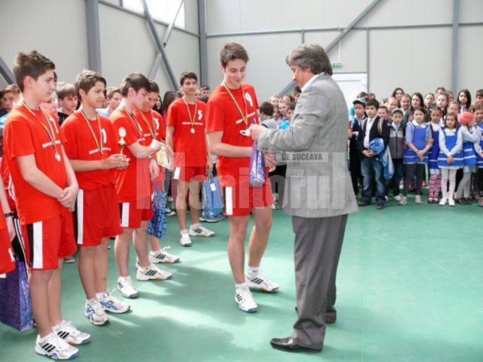 Voleibaliștii vicecampioni de la Școala “Mihail Sadoveanu” premiați de primarul Vasile Tofan Voleibaliștii vicecampioni de la Școala “Mihail Sadoveanu” premiați de primarul Vasile Tofan