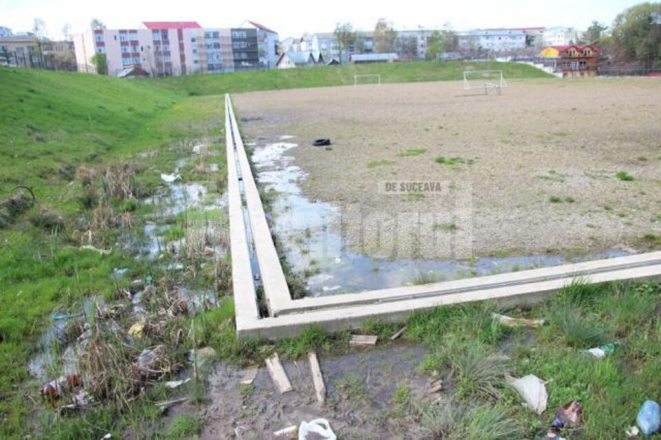 Antrenamente printre gunoaie, pe terenul de la LPS Suceava Antrenamente printre gunoaie, pe terenul de la LPS Suceava
