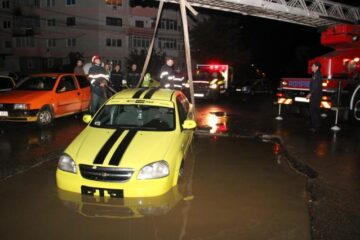 Taximetristul care a ajuns în șanț nu a mai putut scoate mașina și s-a văzut nevoit să urce pe cupolă, pentru că automobilul se afunda continuu și lua apă în habitaclu