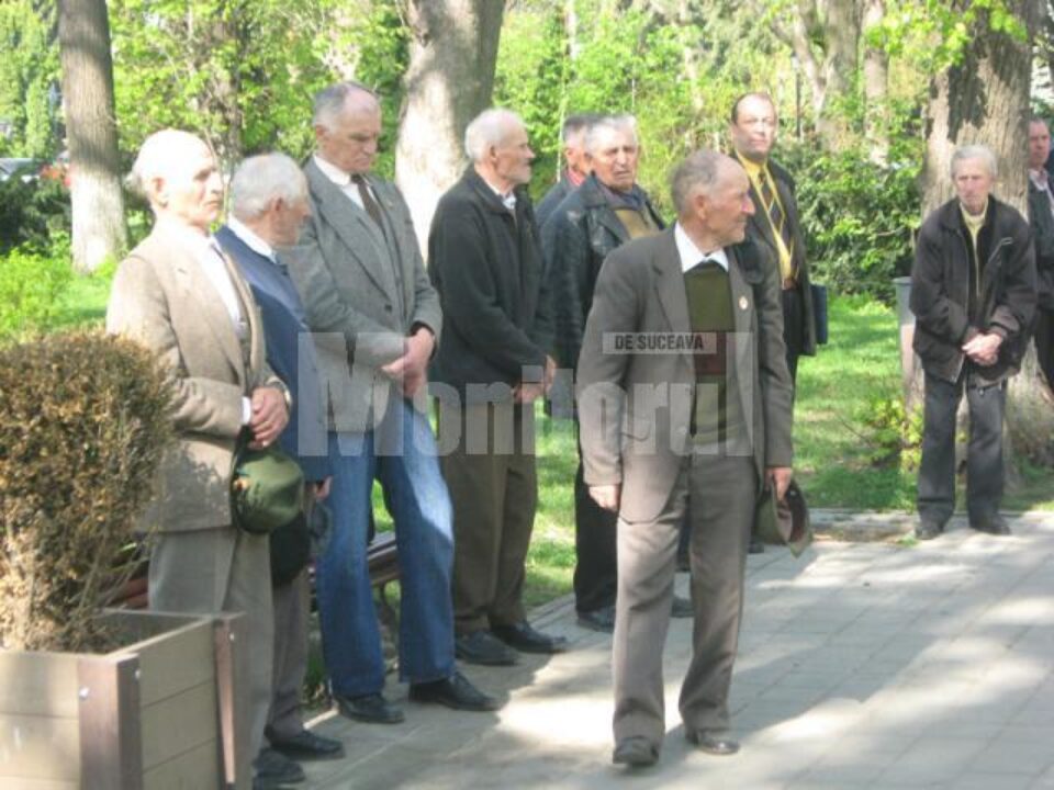 Câțiva dintre veteranii prezenți la Monumentul Eroilor Români