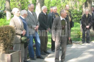 Câțiva dintre veteranii prezenți la Monumentul Eroilor Români