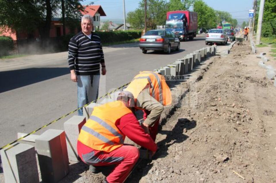 Ion Lungu a verificat lucrările de modernizare a trotuarelor de pe strada Gheorghe Doja