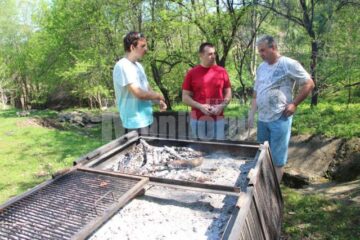Viceprimarul Lucian Harsovschi a stat de vorbă cu primii suceveni veniți la noul loc de grătare și picnic