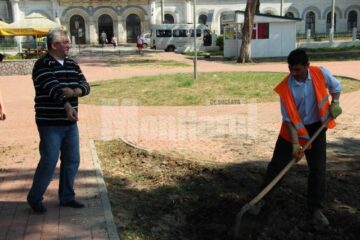 Parcul din fața Gării Ițcani e în plin proces de modernizare