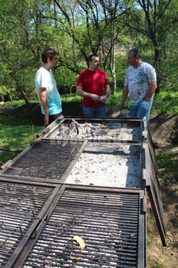 Viceprimarul Lucian Harsovschi a stat de vorbă cu primii suceveni veniți la noul loc de grătare și picnic