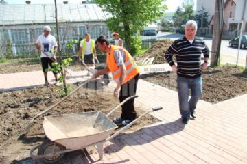 Lucrările de amenajare a parcului din fața sediului de primărie din Burdujeni
