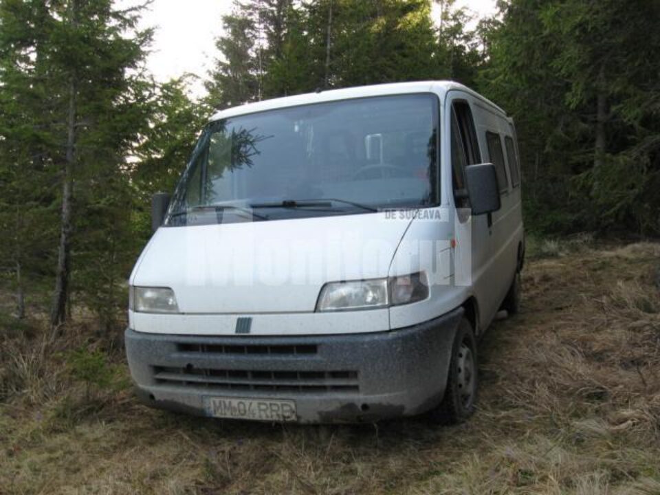 Mașina abandonată de indivizii din Maramureș