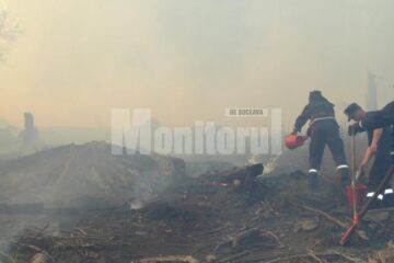 Aproape 400 de persoane au muncit de duminică după-amiază până luni seară, pentru stingerea incendiului