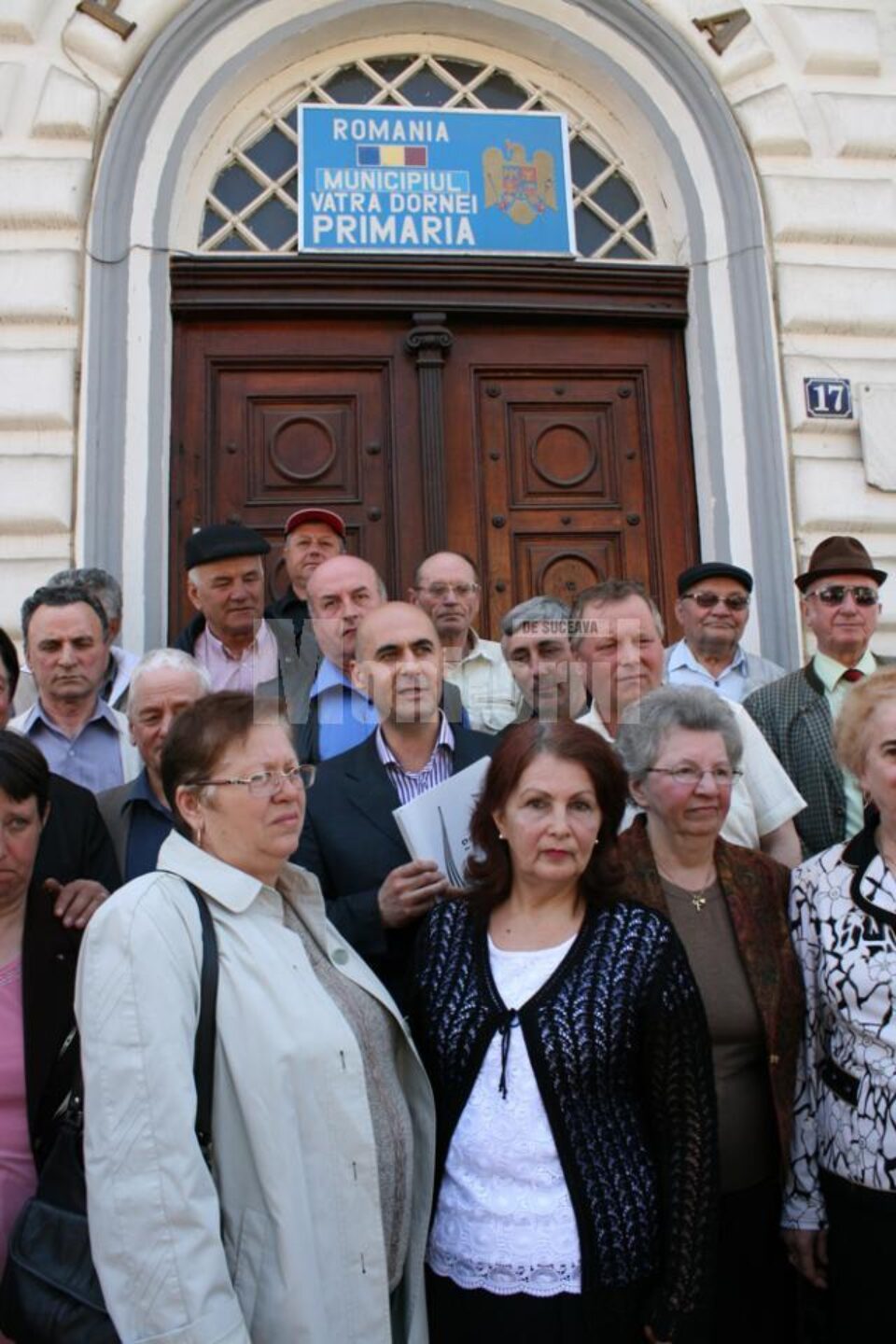 Zeci de dorneni au fost alături de candidatul independent Cezar Ioja la depunerea candidaturii pentru funcția de primar al orașului Vatra Dornei Zeci de dorneni au fost alături de candidatul independent Cezar Ioja la depunerea candidaturii pentru funcția de primar al orașului Vatra Dornei