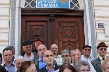 Zeci de dorneni au fost alături de candidatul independent Cezar Ioja la depunerea candidaturii pentru funcția de primar al orașului Vatra Dornei