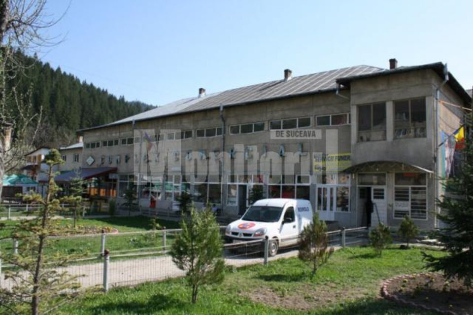 Complexul comercial din Broșteni este folosit ilegal de către fostul viceprimar Nicolae Chiriac Complexul comercial din Broșteni este folosit ilegal de către fostul viceprimar Nicolae Chiriac