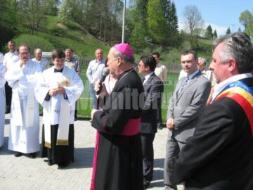 Episcopul Petru Gherghel, întâmpinat la Poiana Micului