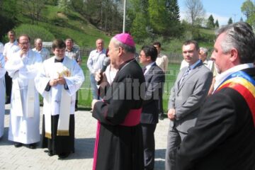Episcopul Petru Gherghel, întâmpinat la Poiana Micului