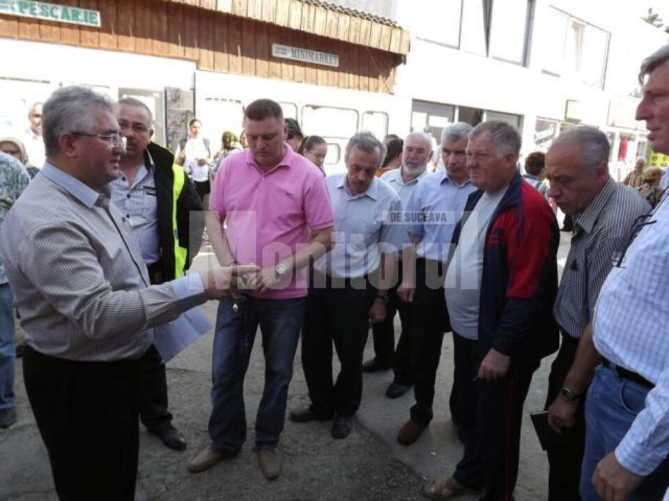 Primarul Ion Lungu a discutat cu comercianții pentru a găsi rezolvare la toate problemele cu care aceștia se confruntă Primarul Ion Lungu a discutat cu comercianții pentru a găsi rezolvare la toate problemele cu care aceștia se confruntă